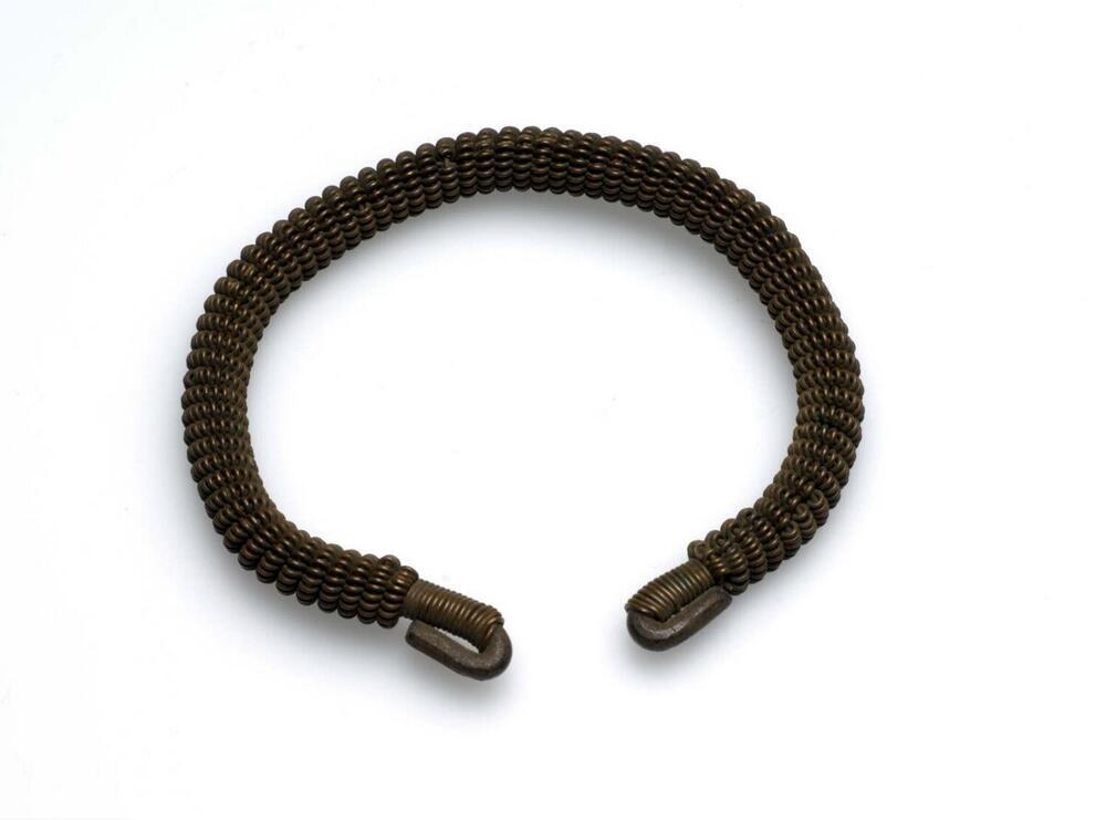 Roodkoperen armband als spiraal gedraaid