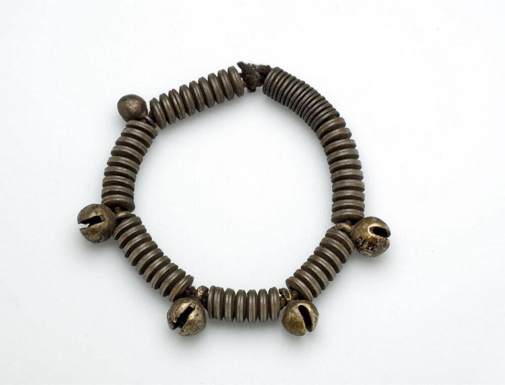 Armband van knopen en belletjes, geregen