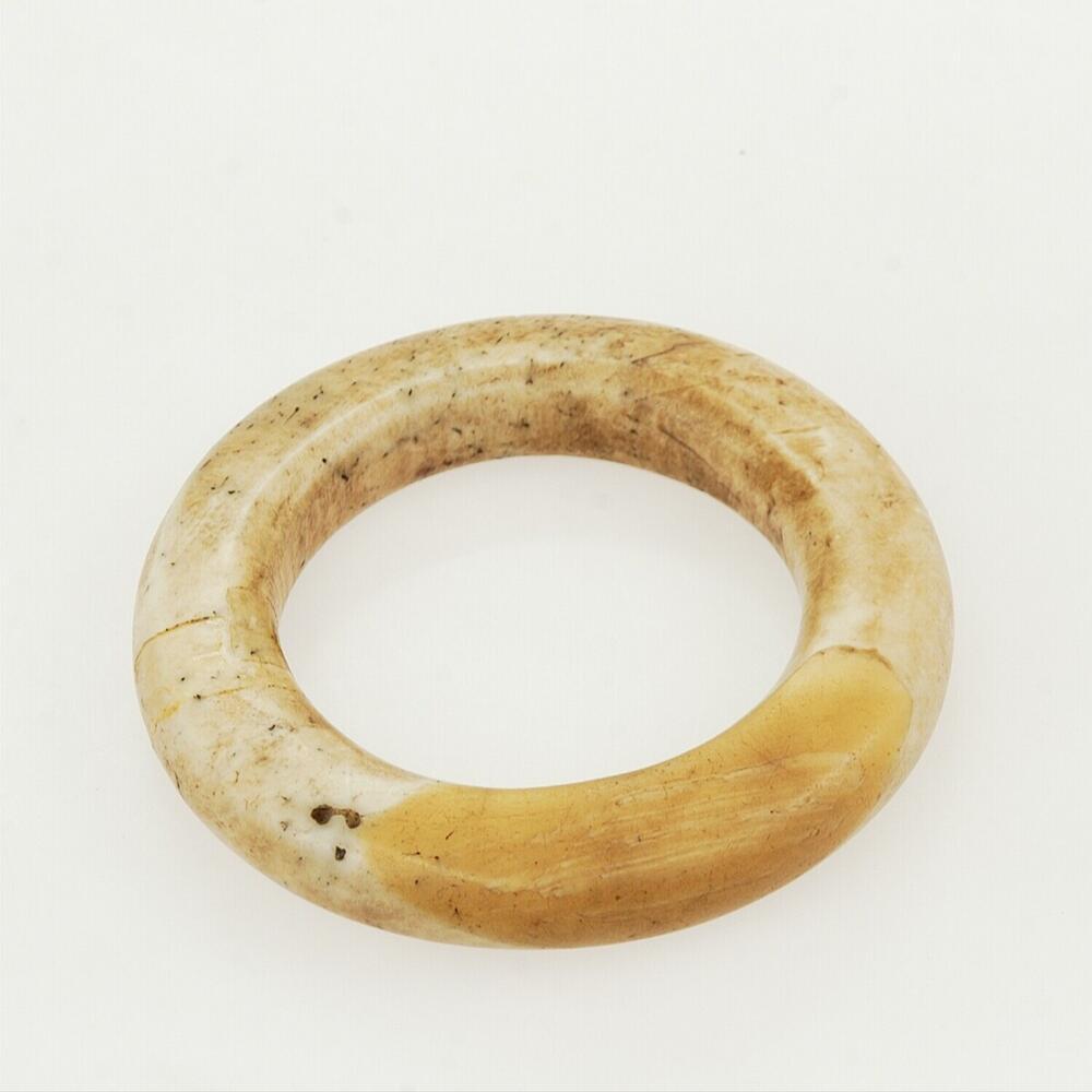 Tridacna-ring, die vroeger door hoofden om de hals werd gedragen