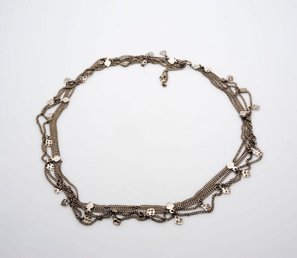 Zilveren geschakelde ketting, versierd met bedels in de vorm van harten en lovers