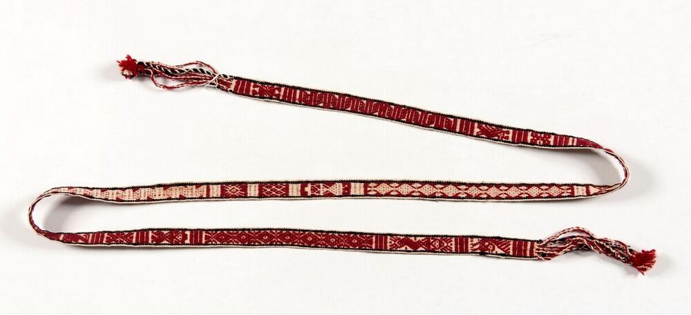 Rood-witte ceintuur met geometrische motieven