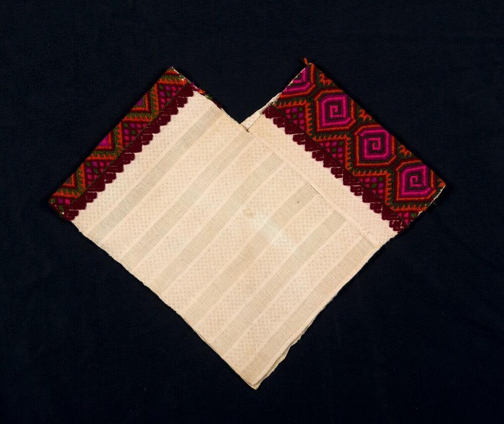 Witte quechquémitl met geometrische motieven