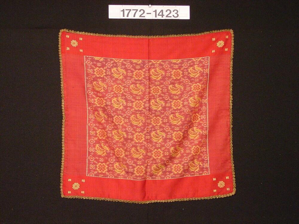 Zijden hoofddoek met ornament in inslagikat, afgezet met gouden kloskant