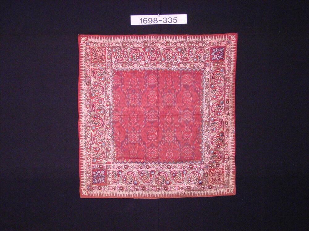 Geïkatte zijden hoofddoek met borduur- en tanboureerwerk