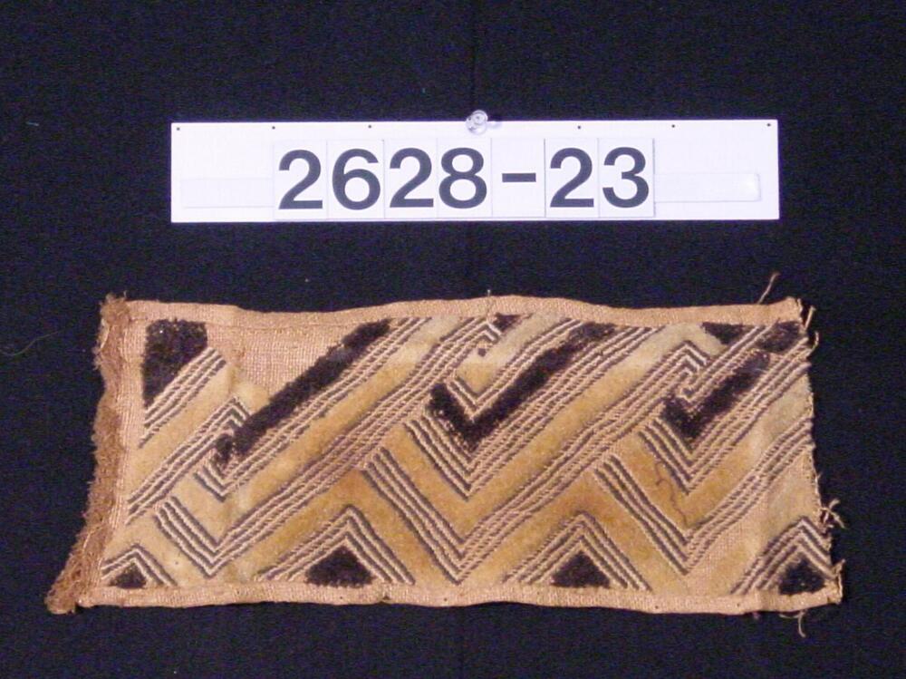 Raffia weefsel, geborduurd met geometrische motieven