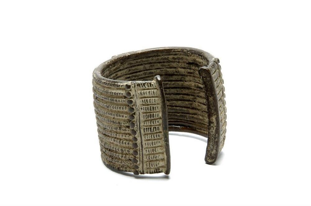 Messingen armband, versierd met rondgaande banen van punten