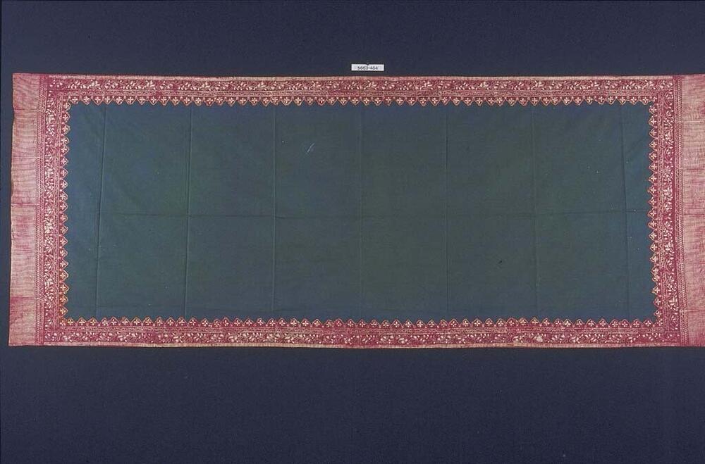Katoenen schouder- en hoofddoek met groen middenveld en rode gebloemde rand