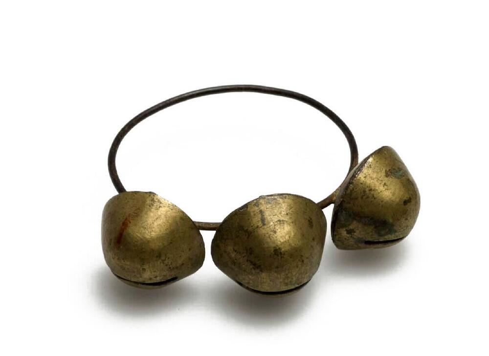 Koperen ring met drie kleine bellen