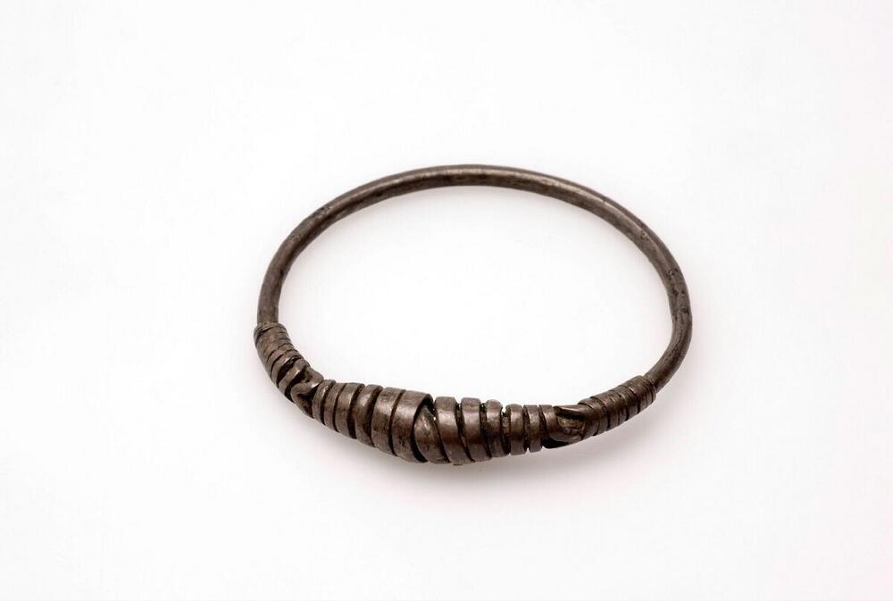 Armband met omslingering van zilverdraad