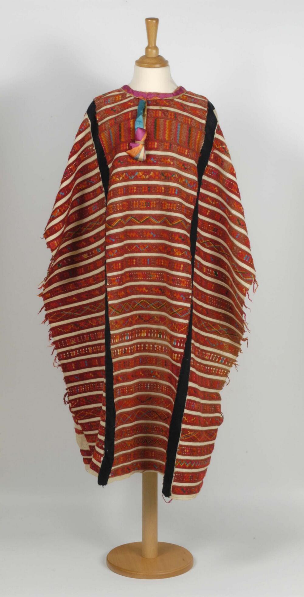 Lange katoenen vrouwenblouse met horizontale banen die zijn versierd met fel gekleurde motiefjes