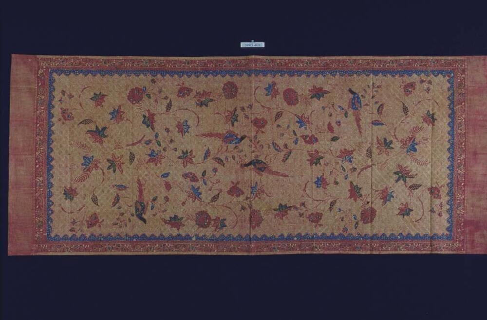 Katoenen schouderdoek met met sitsachtig voorkomen met bloemen en vogels op een achtergrond van…