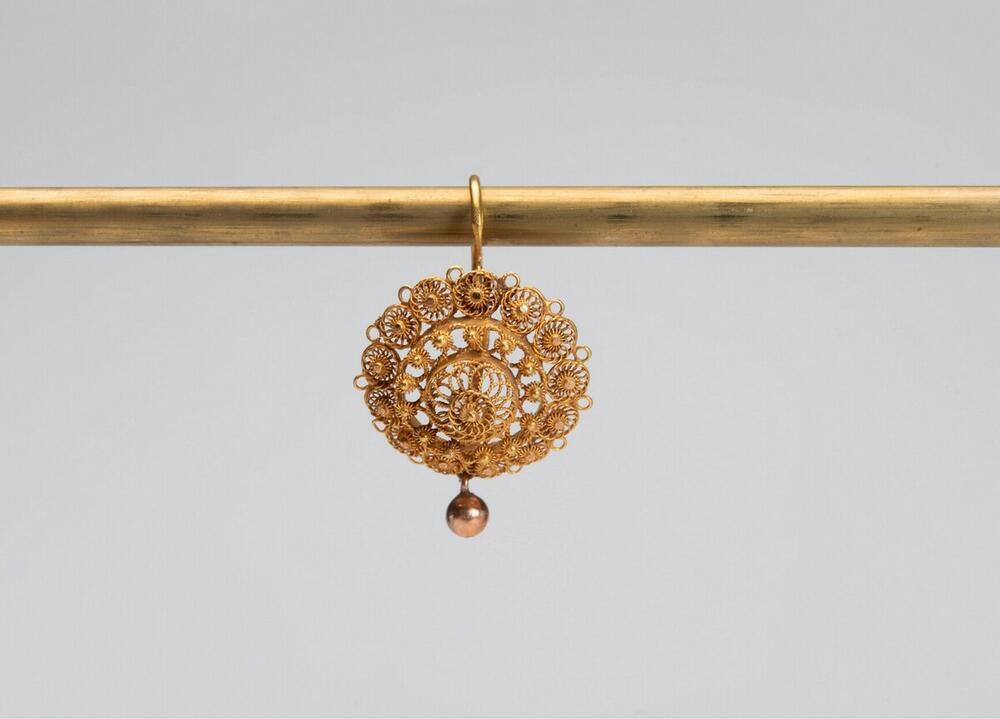 Gouden oorhanger met filigraan versiering