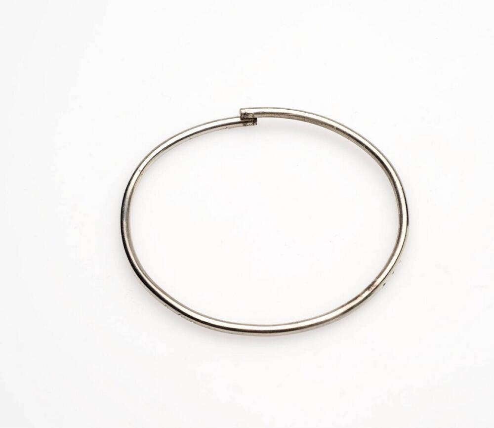 Armband, die gedragen wordt bij het candomblé kostuum voor de godheid Oxalá