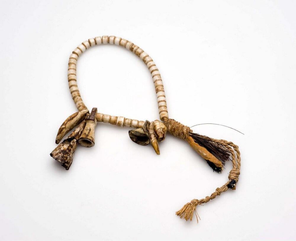 Kralen halssieraad met amuletten