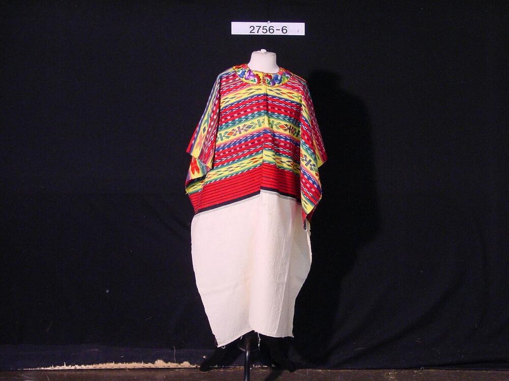 Vrouwenblouse met ingeweven en geborduurde motieven