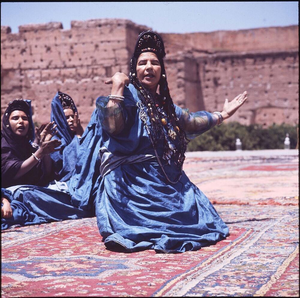 Dansgroep uit de westelijke Sahara tijdens het Nationaal Folkore Festival te Marrakech