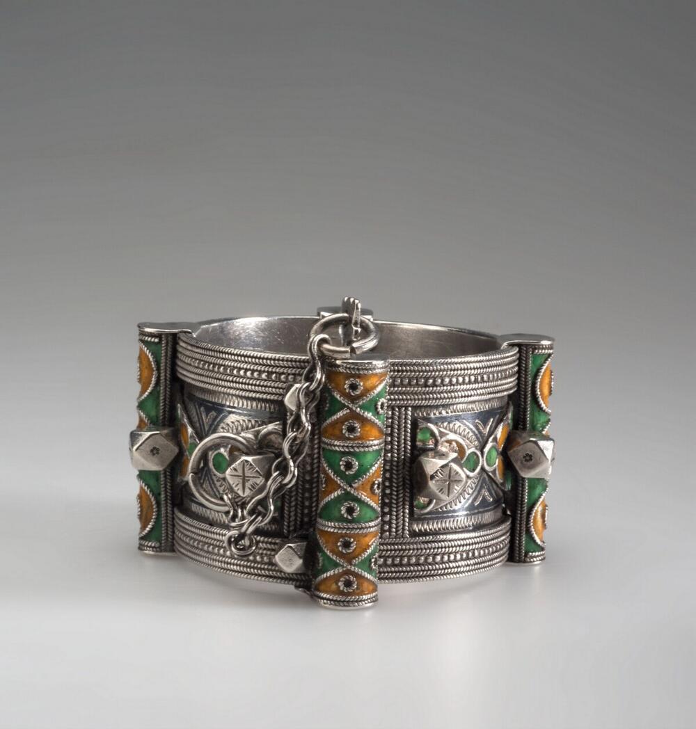 Armband van een paar scharnierende zilveren armbanden