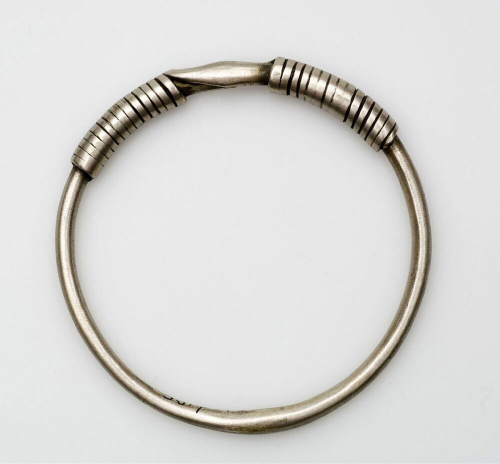 Zilverern armband, versierd met gewonden zilverdraad
