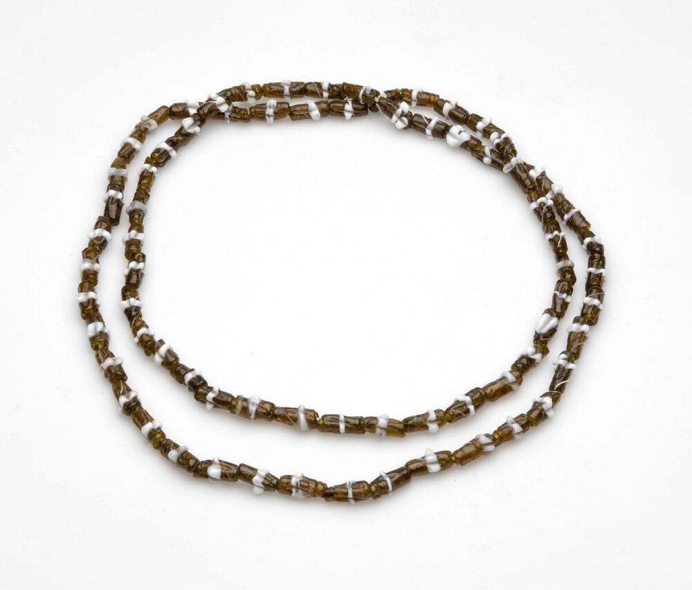 Kralenketting van witte en bruine glaskralen