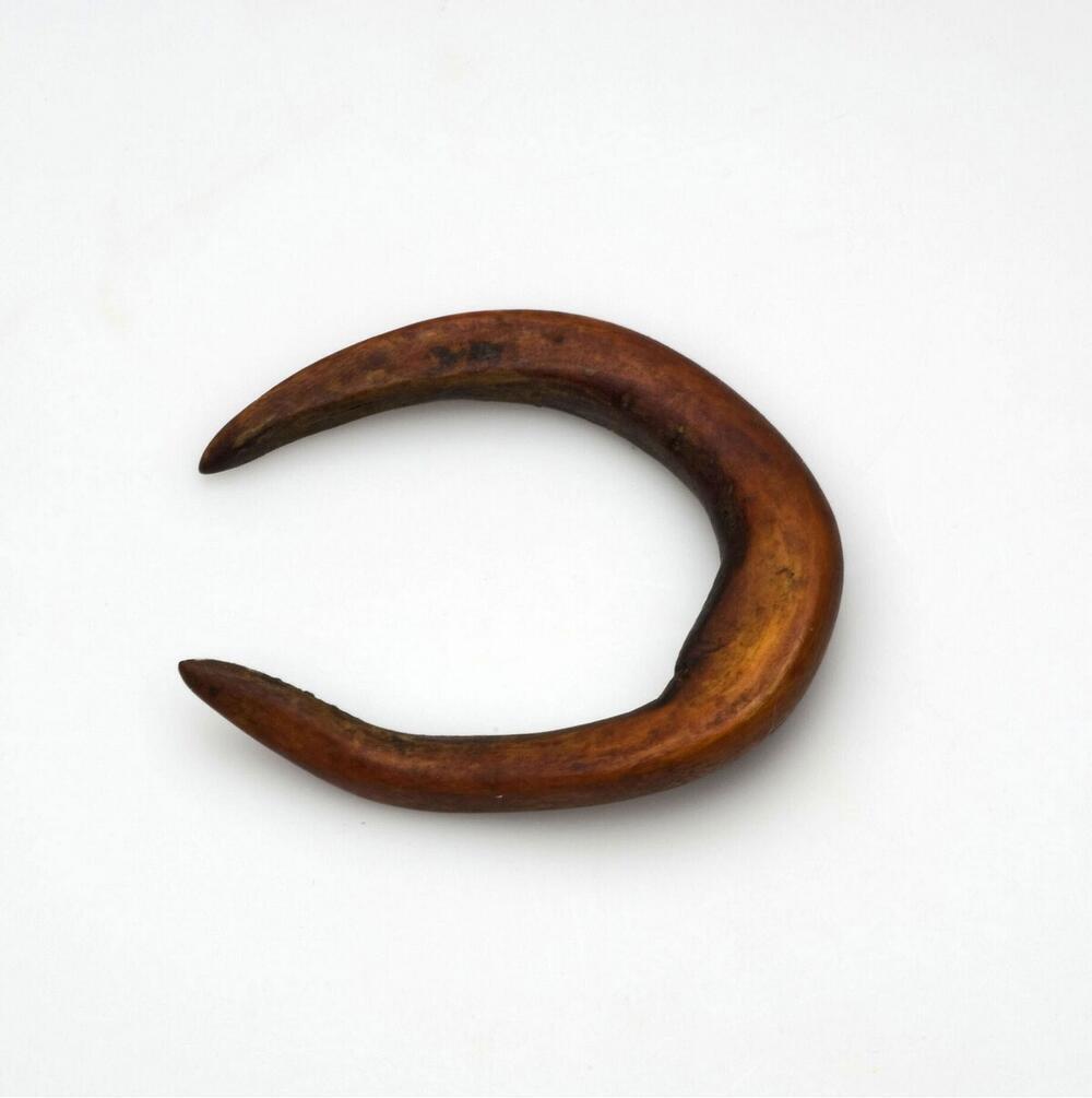 Armband van een u- vormig stukje been