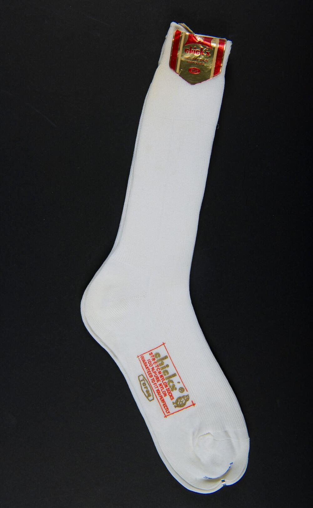 Een paar witte nylon sokken.