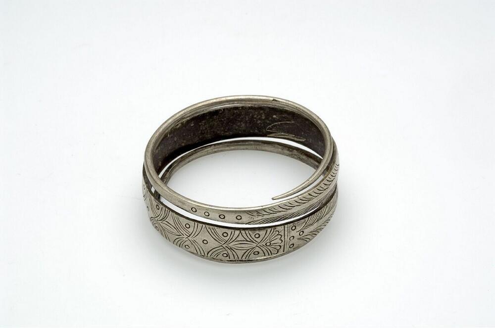 Zilveren armband, met blad- en rankversiering