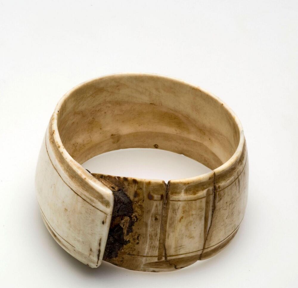 Armband van schelpen met ingekraste versiering