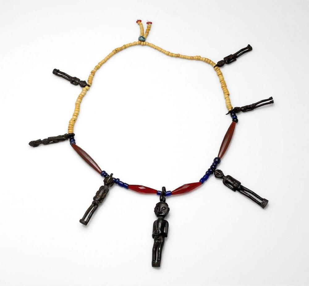 Halsketting van glaskralen met zeven houten amuletten