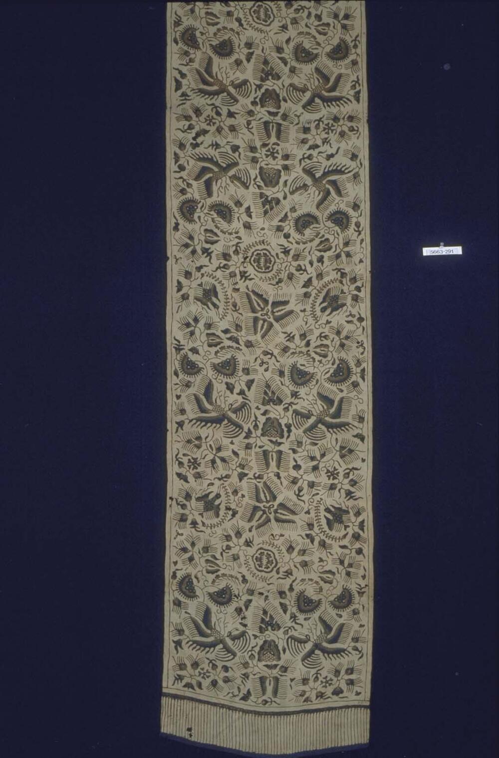 Zijden schouderdoek met bloemen en (fabel)vogels