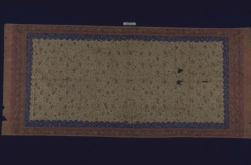 Katoenen schouderdoek met licht middenveld met florale motieven en vogels, en brede rode band
