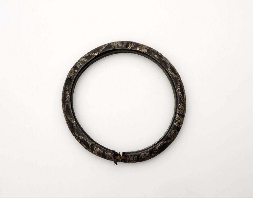 Armband met zilver ingelegd