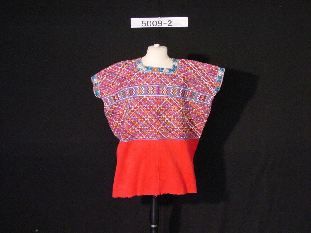 Rode vrouwenblouse met ingeweven geometrische motieven en versierd met borduurwerk