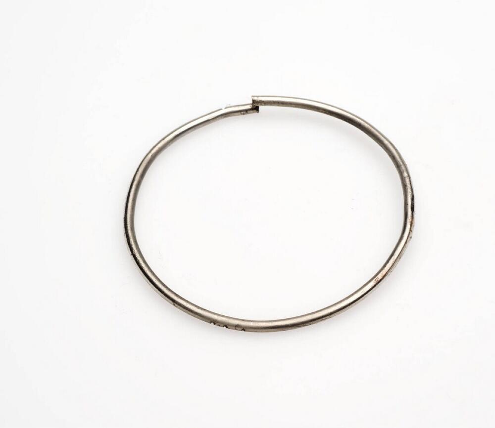 Armband, die gedragen wordt bij het candomblé kostuum voor de godheid Oxalá