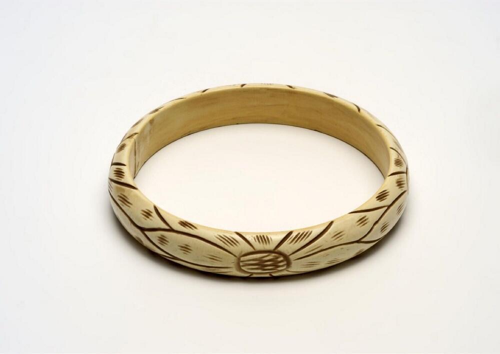 Ivoren armband, versierd met bloemmotieven