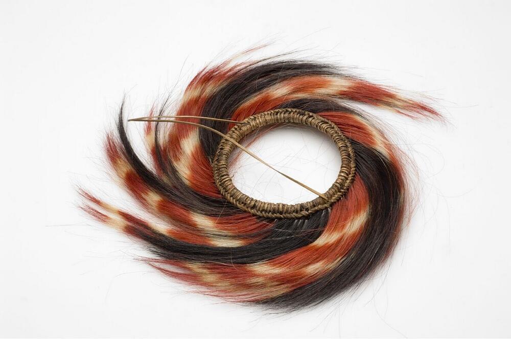 Bovenarmband met haar, als onderdeel van paar