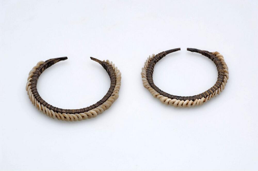 Children's bracelet decorated with shell discs