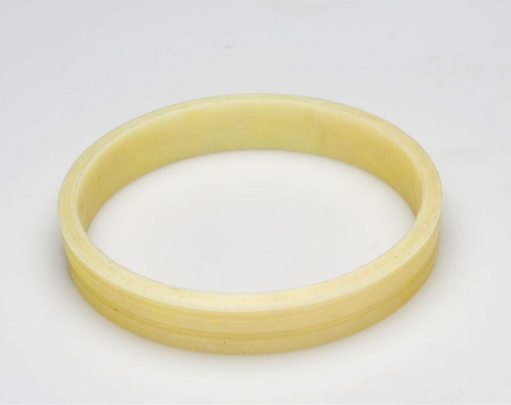 Plastic armband gedragen door vrouwen