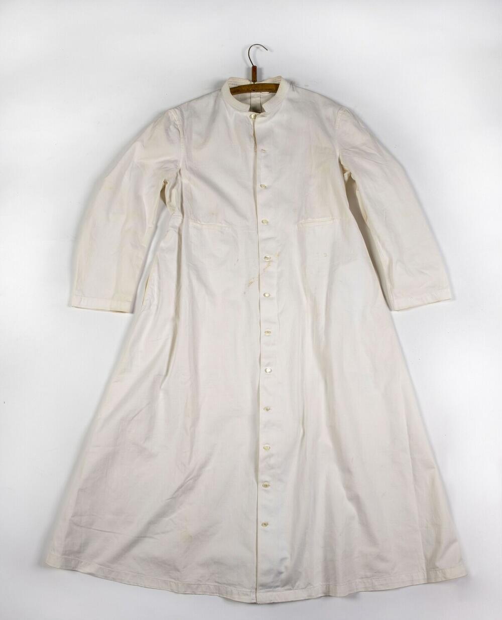 Witte soutane voor missiewerk in de tropen, behorend bij een wit katoenen broek