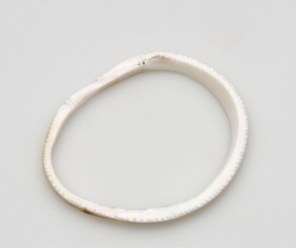 Bewerkte armband uit schelp