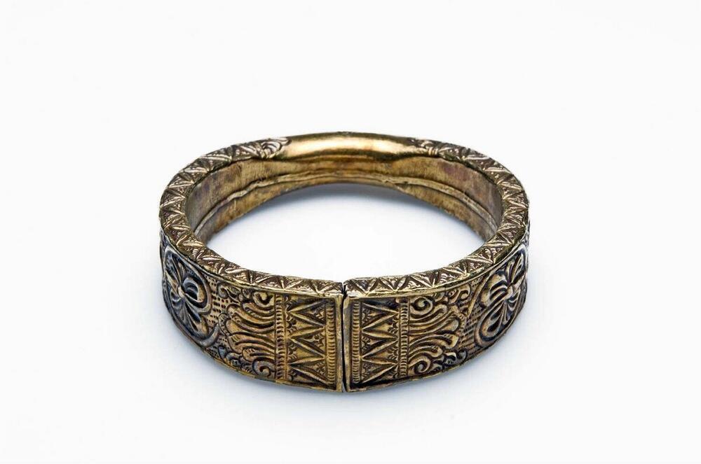 Metalen armband, met bladgoud bekleed