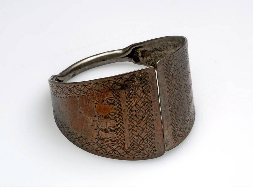 Armband van geciseleerd zilver