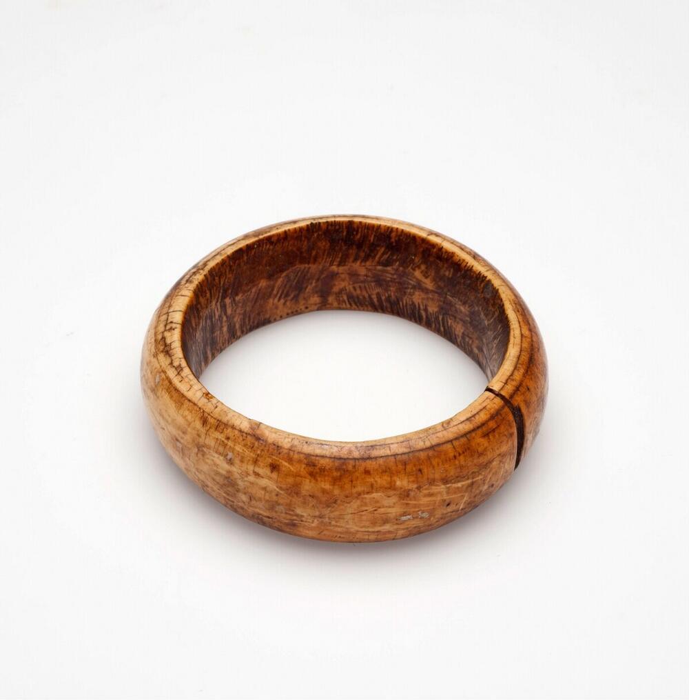 Ivoren armband voor een jong meisje