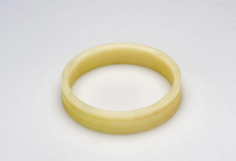 Plastic armband gedragen door vrouwen