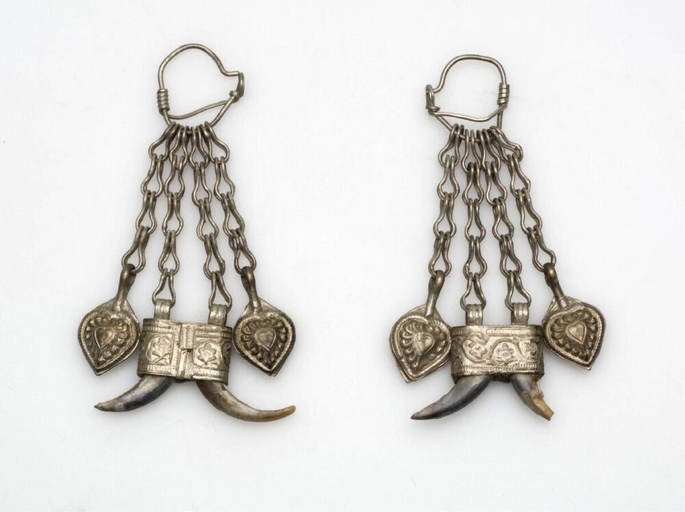Oorsieraad met arendsnagel als amulet