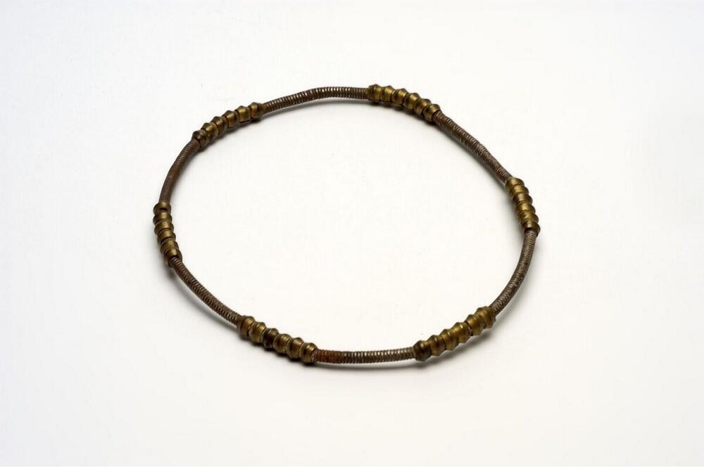 IJzeren armband met koperen ornamentjes