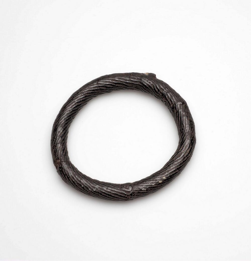 Armband die om de linker bovenarm gedragen dient te worden en die de drager moed geeft en…