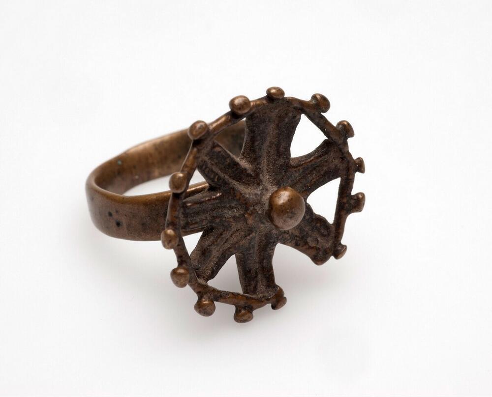 Messingen vingerring met een ornament in de vorm van een getand wiel met spaken