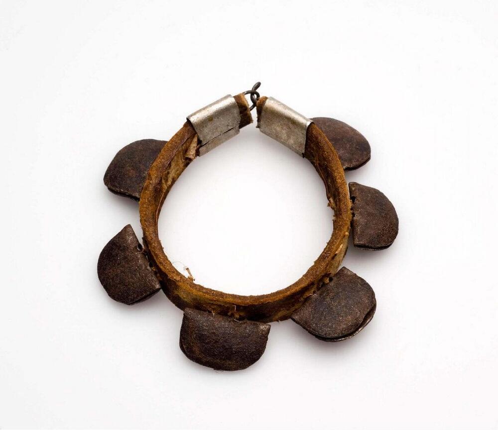 Armband voor kinderen met zes ijzeren bellen