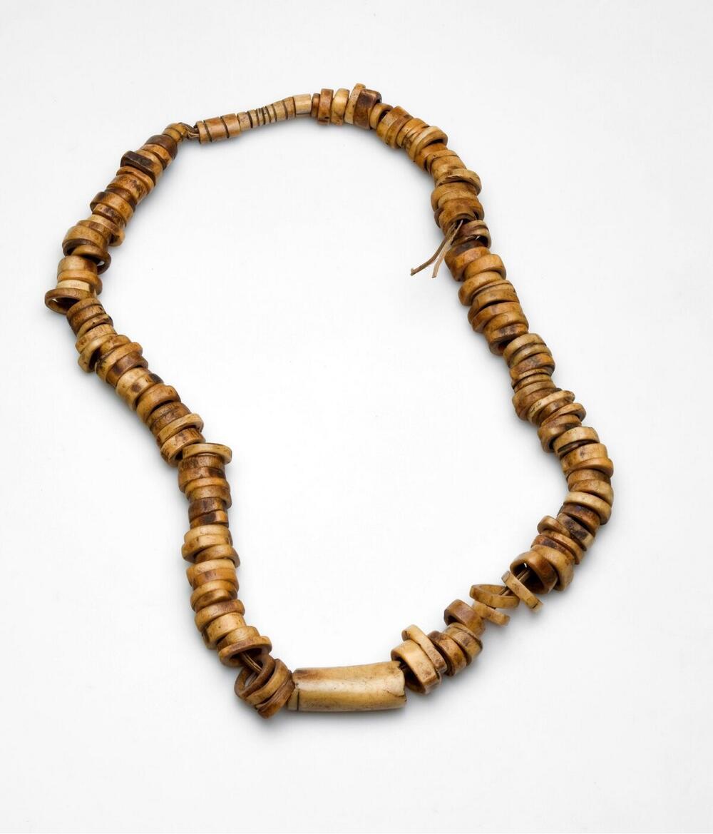 Waistband of rattan decorated stringed slices of bone