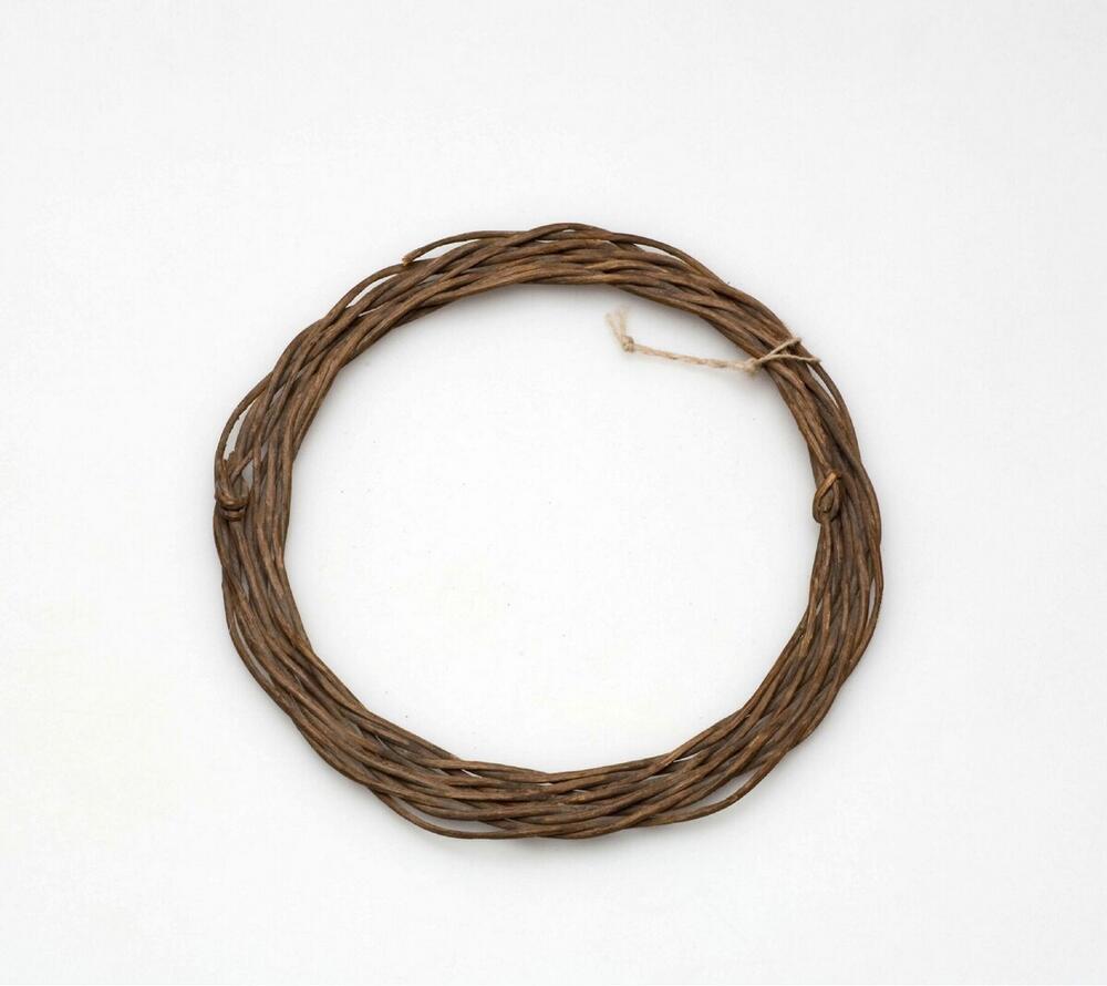 Armband voor de bovenarm, gevlochten van de binnenstengel van een klimplant